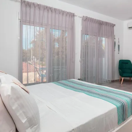 Mr & Mrs K Bianco ポトス